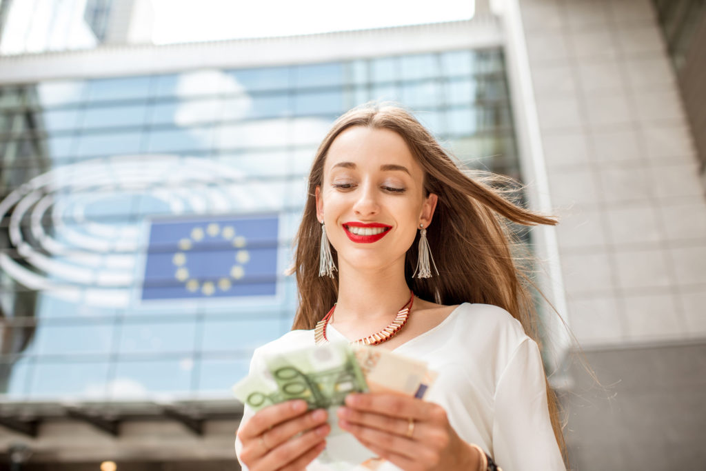 Woman with money near the parliament building in Brussel